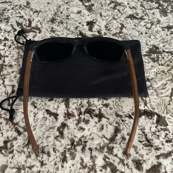 GOWOOD | Square zebra wood sunglasses with black polarized lenses - Picture 4 of 4